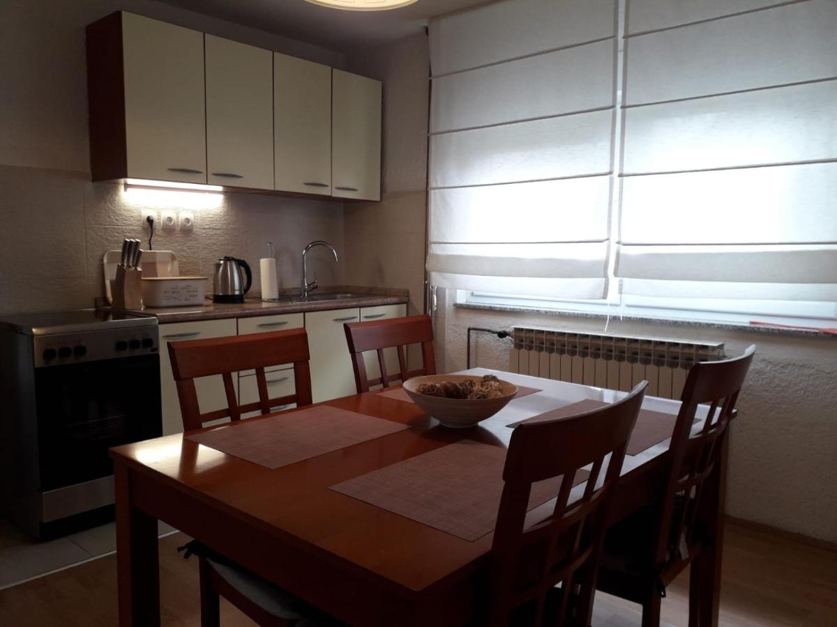 Apartment Upper Town กอสปิช ภายนอก รูปภาพ